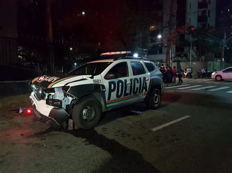 Carro da Polícia Militar colide moto e mata entregador no Bairro