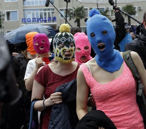 Pussy Riot Aktivistinnen Verhaftet Blaue Flecke In Sotschi