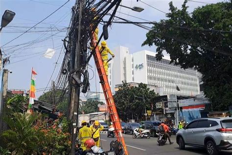 Foto Telkom Pastikan Kabel Fiber Optik Menjuntai Yang Putus Di