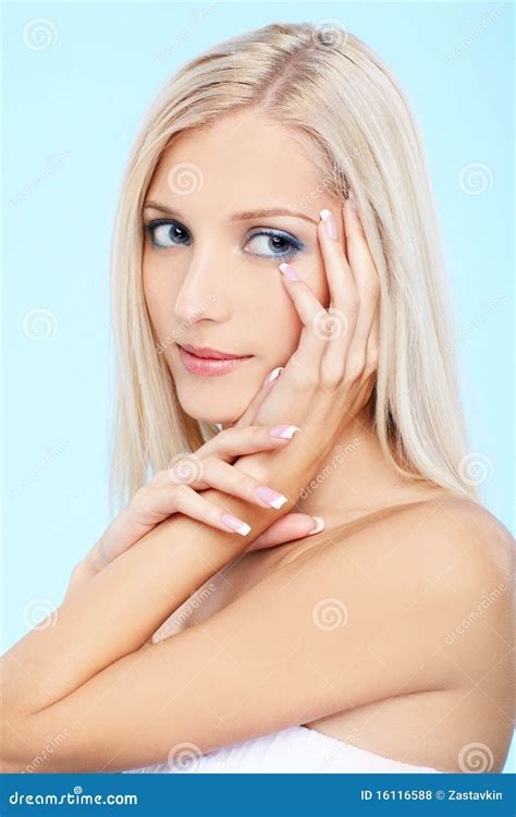 Blonde Hermoso Foto De Archivo Imagen De Lifestyle Manicura 16116588
