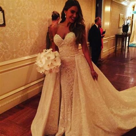 Sofía Vergara sensacional con su su vestido de novia del diseñador