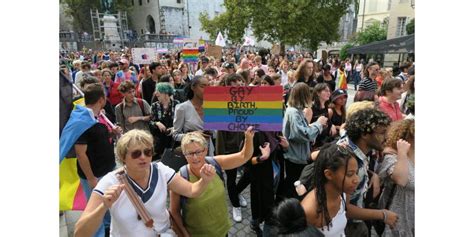 Société Savoie Près De 1000 Personnes Défilent à La Première Gay