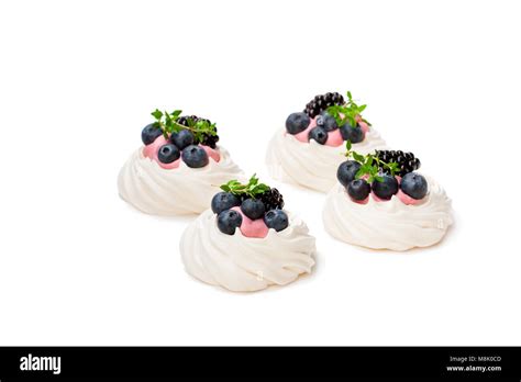 Mini Pavlova Merengue Nidos Con Bayas Y Tomillo Aislado En Blanco