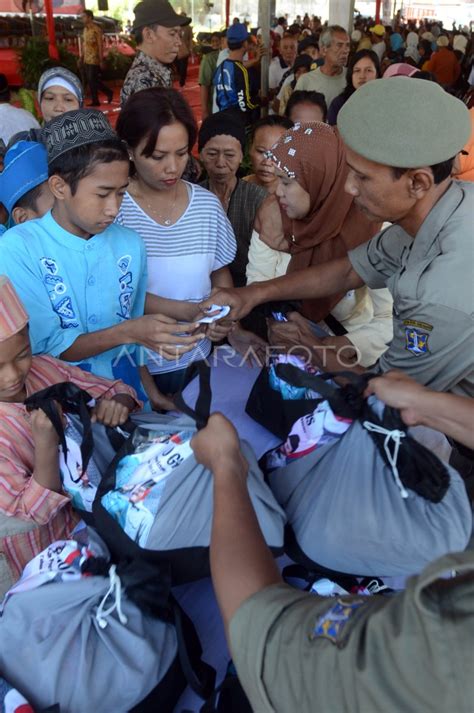 PEMBAGIAN SEMBAKO ANTARA Foto