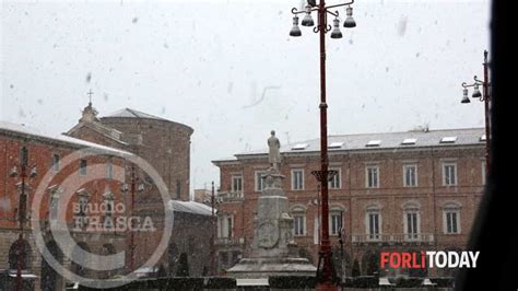 Allerta neve gialla anche in pianura fiocchi attesi anche in città