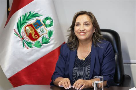 Dina Boluarte jura el cargo como nueva presidenta de Perú la primera