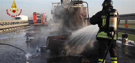 Incendio Di Un Camion Che Trasportava Bitume Riscaldato Sullautostrada