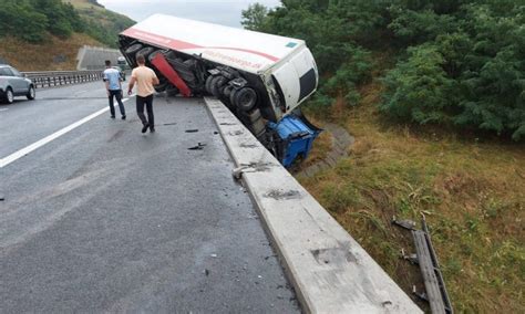 FOTO ACCIDENT pe autostrada A1 Sebeș Sibiu TIR rămas suspendat pe