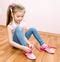 Petite Fille De Sourire Mignonne Attachant Ses Chaussures Photo Stock