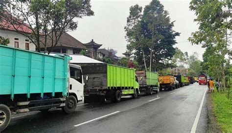 Nusabali Beli Solar Truk Antre Berjam Jam