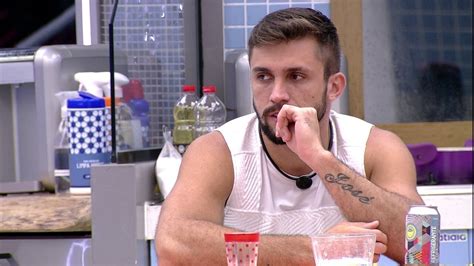 Arthur pergunta a Caio quem Fiuk dará a imunidade e o brother diz Ele