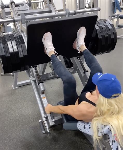 La Star Della WWE Charlotte Flair E Il Suo Allenamento Per La Massa