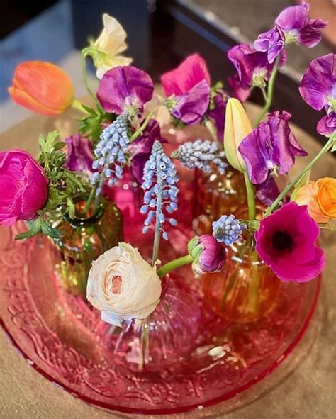 5 Toffe Vaasjes Met Voorjaarsbloemen Op Glazen Bord TOF Boeket