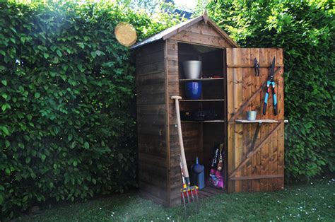 Comment installer votre abri de jardin en métal solidement dans le sol