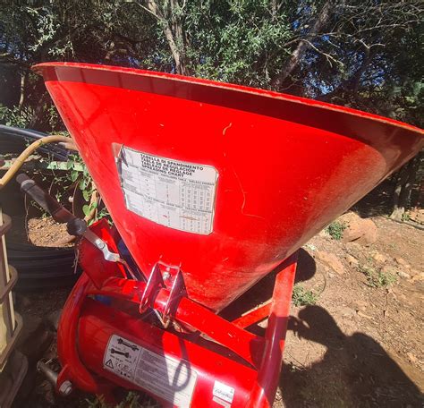 Cosmo 500kg Fertilizer Spreader Borgys Farm Stuff