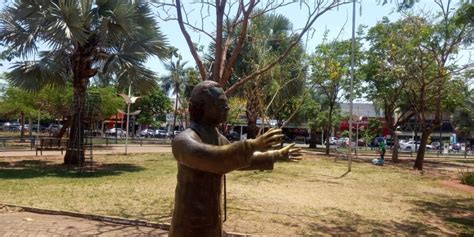 Praça Ramez Tebet - Defesa Civil isola estátua da Praça Senador Ramez Tebet devido presença ...