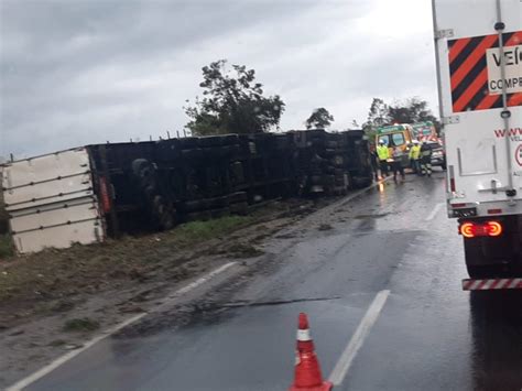 Tombamento de caminhão bloqueia parcialmente rodovia Régis Bittencourt