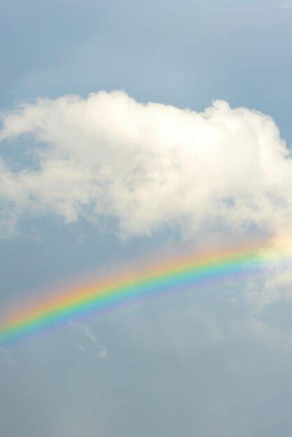 Hermoso Arco Iris En El Cielo Nublado Foto Premium