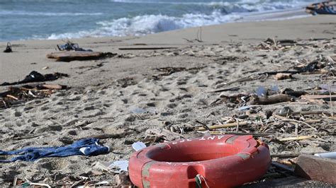 Naufraga Un Barchino Al Largo Di Lampedusa Salvati Migranti