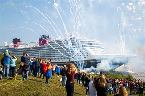 Neuer Kreuzfahrtriese Disney Treasure Lockt Tausende Schaulustige An