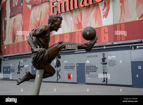 Dennis bergkamp statue hi-res stock photography and images - Alamy