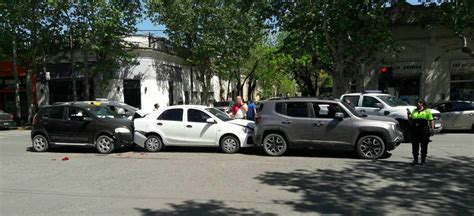 Una mala maniobra provocó un choque en cadena en la zona céntrica