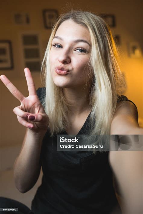 Schöne Fröhliche Teenagermädchen Unter Einem Selfie Im Schlafzimmer Stockfoto Und Mehr Bilder