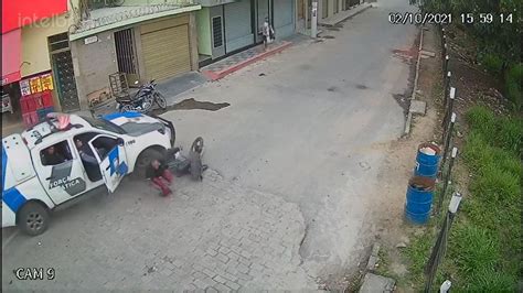 Vídeo bandidos tentam fugir de moto mas batem contra viatura da PM