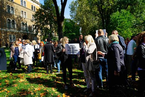 Zdravstveni Radnici Najavili Proteste Ispred Zgrade Vlade Ks Face