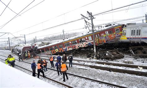 Fotogallery Le Foto Dello Scontro Frontale Tra Due Treni In Belgio