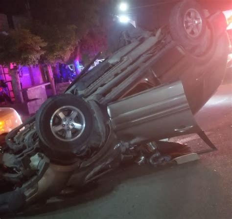 Con las llantas al aire volcadura en Guasave deja fuertes daños