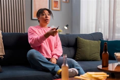 Mujer De Tiro Medio Viendo Deportes Foto Gratis