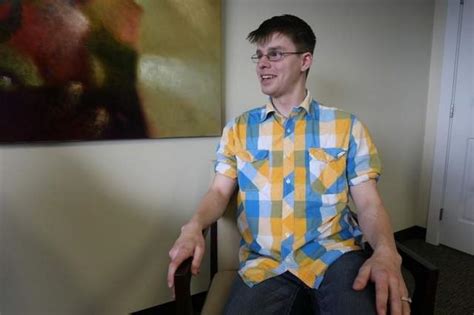 Gay Ed Effeminato Imbarazzi I Clienti E Viene Licenziato Rdd