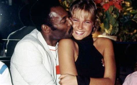 Xuxa Meneghel aparece irreconhecível em foto antiga tirada por Pelé