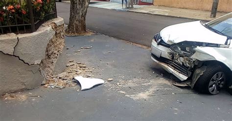 G1 Em cruzamento carro atinge muro de residência em Presidente