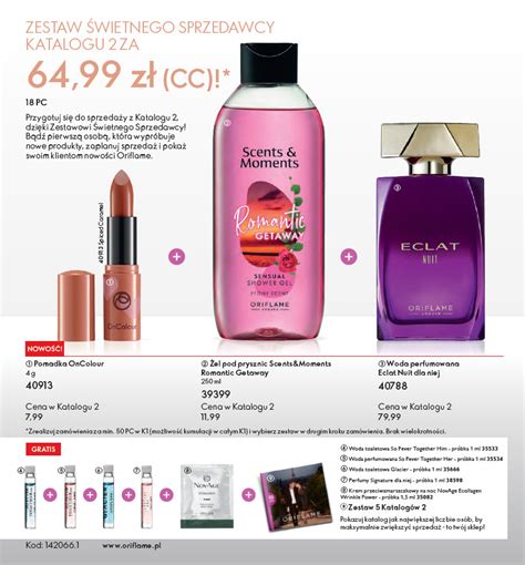 Praca Konsultantki Oriflame Z Ofertami W Katalogu Oriflame