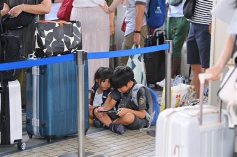 帰省ラッシュ 新幹線・高速道路は混雑 台風接近で前倒しも [写真特集1 11] 毎日新聞