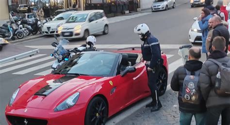 Ferrari A Noleggio Per Giri Turistici Nel Centro Di Roma Blitz Della