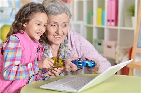 Abuelita Con Su Nieta Jugando A Un Juego De Ordenador En Una Laptop