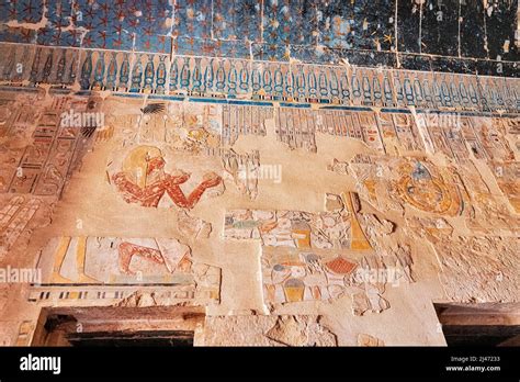 Murales Egipcios Y Frescos Y Pinturas En El Templo De Hatshepsut En