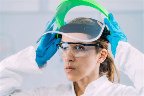 รูปภาพlaboratory Accident เลือกดูภาพถ่ายสต็อก เวกเตอร์ และวิดีโอ608
