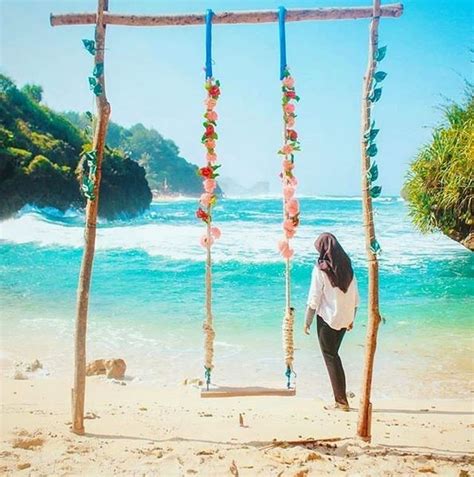 10 Pantai Cantik di Indonesia yang Punya Spot Ayunan Instagramable