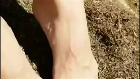 Milf zeigt Beine Füße Zehen und heiße High Heels Pantoletten xHamster