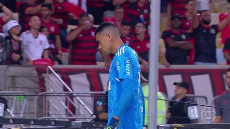 Aos 39 min do 1º tempo finalização errada de Igor Vinícius do São