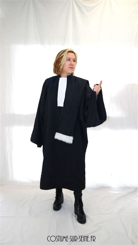 Robe Davocat De Tribunal Costume Sur Seine