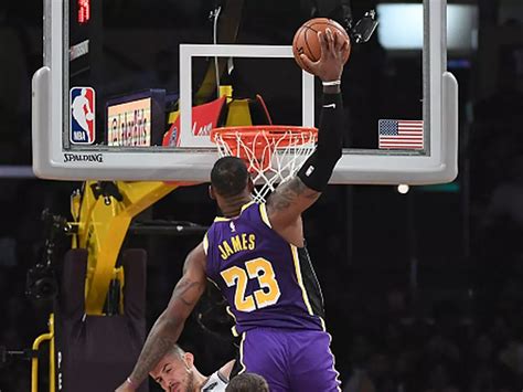 Lebron James Dunk / Lebron James Lakers Debut Features Dunks Highlights ...