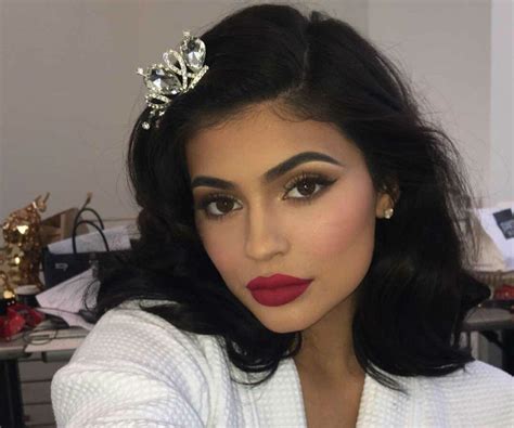 Kylie Jenner Shows Off Toned Midriff In Mirror Selfie 69e