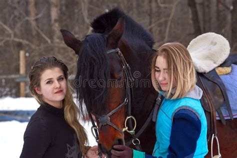 Deux Filles Avec Les Cheveux Blancs Communiquent Avec Leur Cheval L