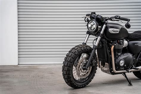 Triumph Bonneville T100 Black Diventa Una Scrambler Con Ruote Larghe