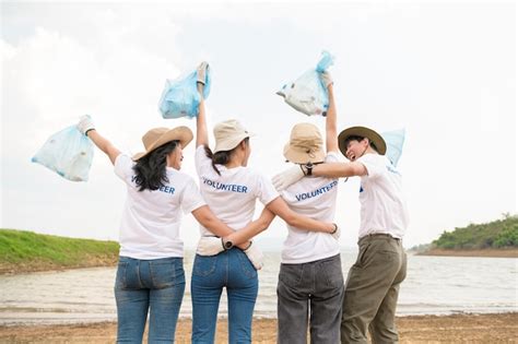 Voluntarios De La Comunidad Juvenil Asi Tica Usando Bolsas De Basura